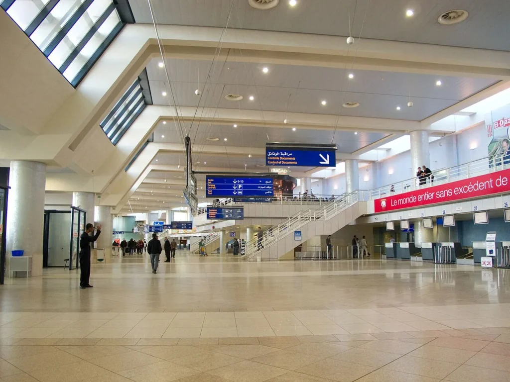 Intérieur d'un hall d'aérogare avec voyageurs