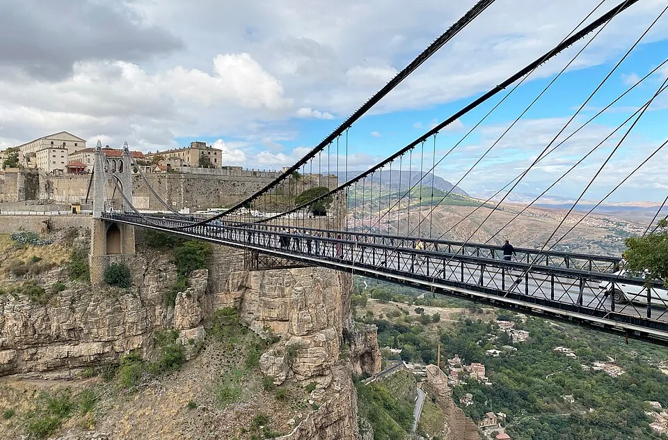 Un des célèbres ponts suspendus de Constantine au-dessus des gorges du Rhummel