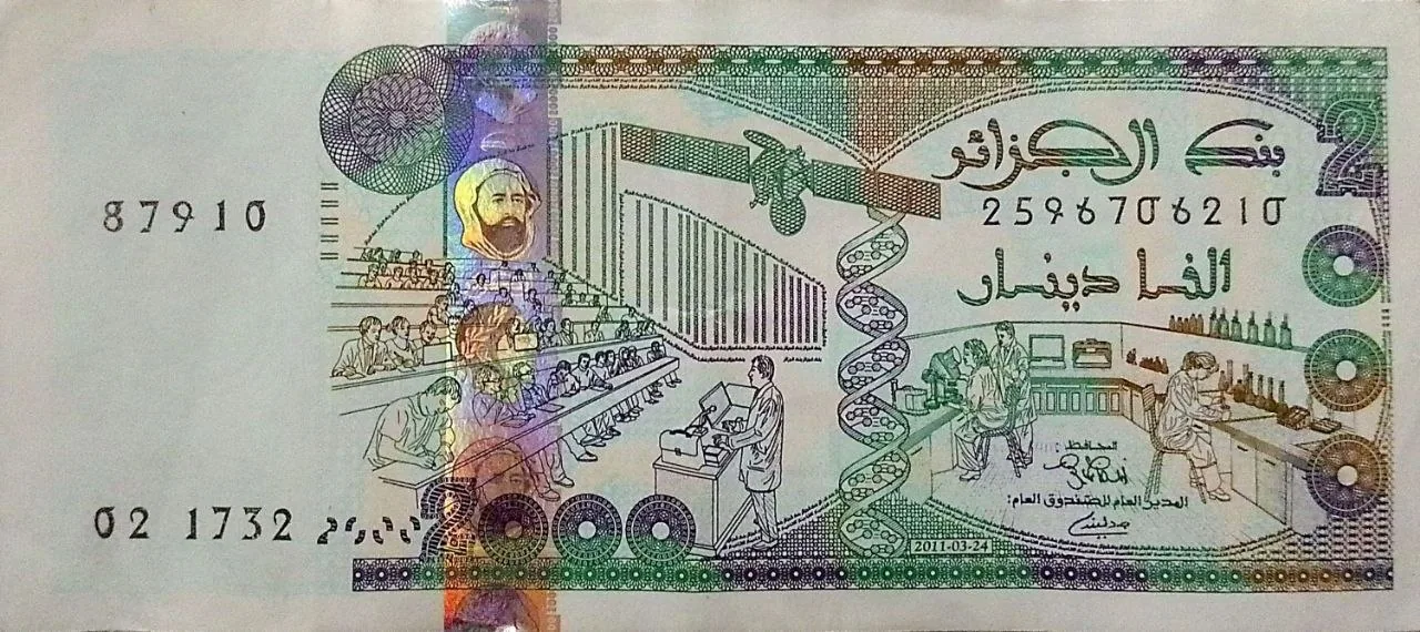 Billets en dinars algériens illustrant le budget d'un vol direct depuis Alger