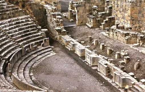 Site romain de Djémila niché dans le relief