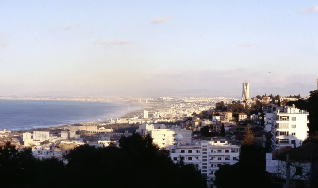 Vue panoramique de la ville d'Alger, point de départ des vols directs