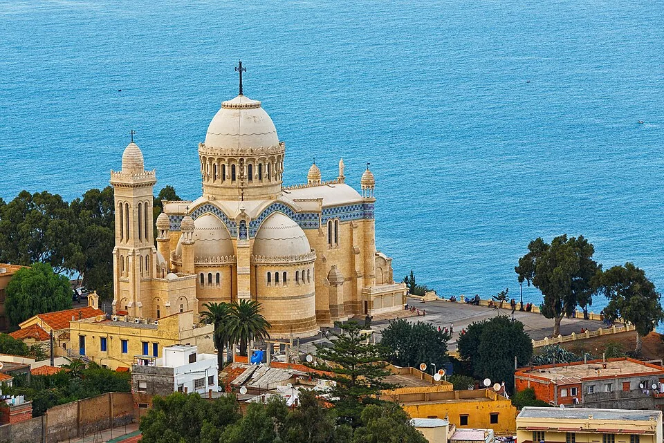 Basilique Notre-Dame d'Afrique dominant la baie d'Alger